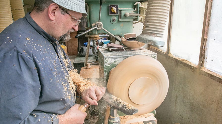 The process of wooden bowl crafting